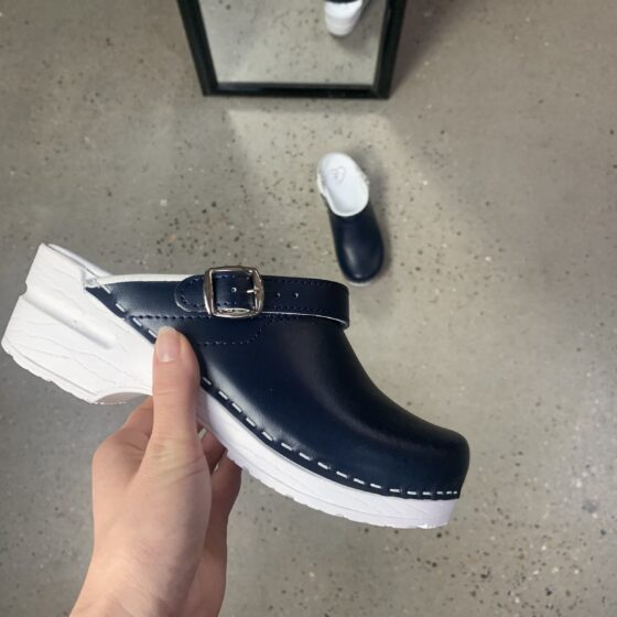 Träsko i navy läder med rem till häl