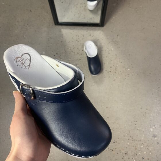 Träsko i navy läder med rem till häl