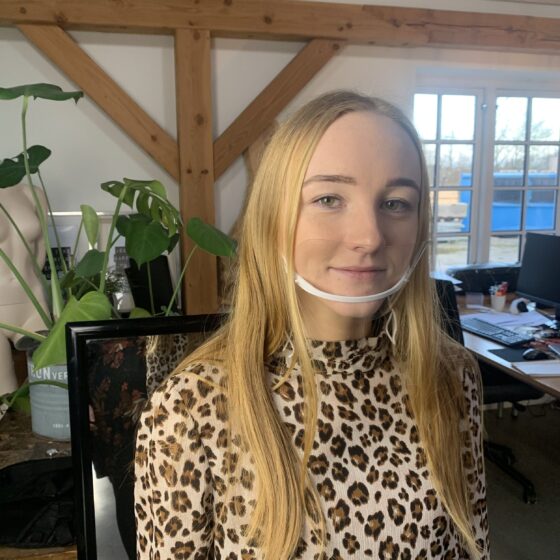 Munvisir med vit båge