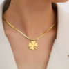 Fyrklöver halsband i guldfärg.