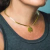 Fyrklöver halsband i guldfärg.
