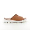 Den bruna slip-inen i skinn från Relaxshoe har en bred rem över framfoten.