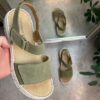 Härlig mjuk och flexibel skinnssandal i matt grön från Relaxshoe.