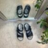 Elegant svart skinnsandal med justerbara remmar