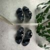 Svart skinnsandal från Green Comfort med kilklack