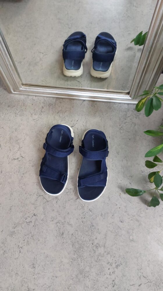 Marinblå tvättbar sandal med mycket stötdämpning
