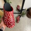 Sanita träskor med rött och vitt prickmönster
