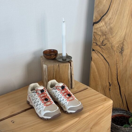 Flexibla beige sneakers med elastiska skosnören.