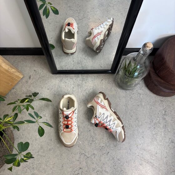 Flexibla beige sneakers med elastiska skosnören.