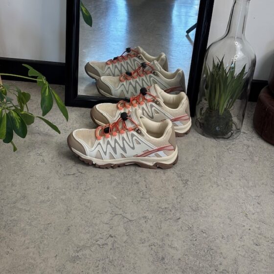 Flexibla beige sneakers med elastiska skosnören.