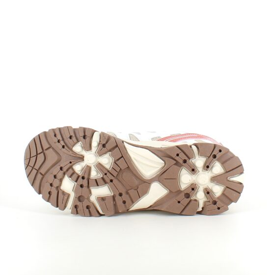 Flexibla beige sneakers med elastiska skosnören.