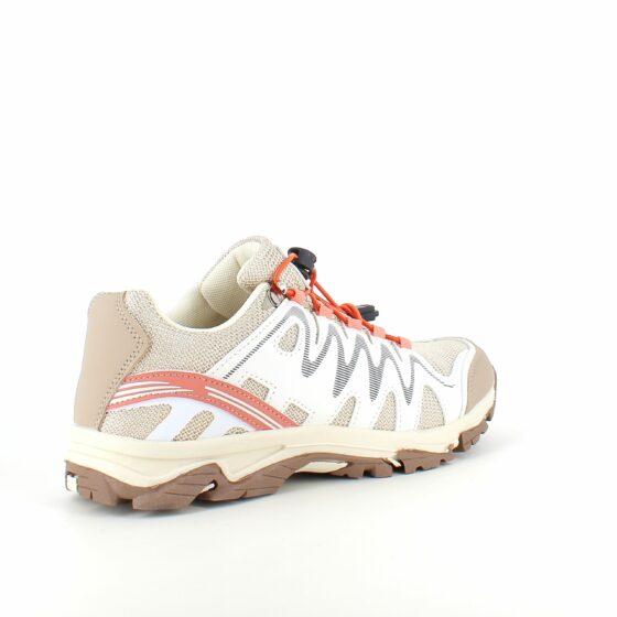 Flexibla beige sneakers med elastiska skosnören.