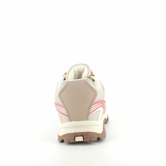 Flexibla beige sneakers med elastiska skosnören.