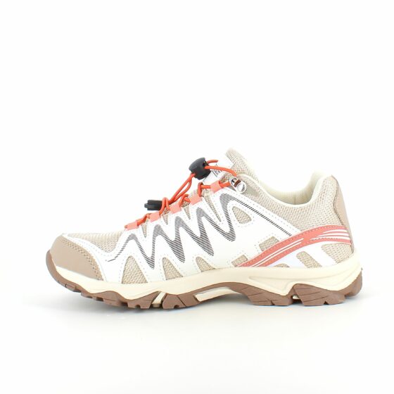Flexibla beige sneakers med elastiska skosnören.