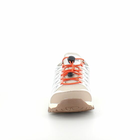Flexibla beige sneakers med elastiska skosnören.
