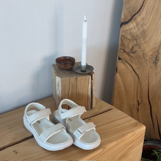Vit Gaitline-sandal med rullsula