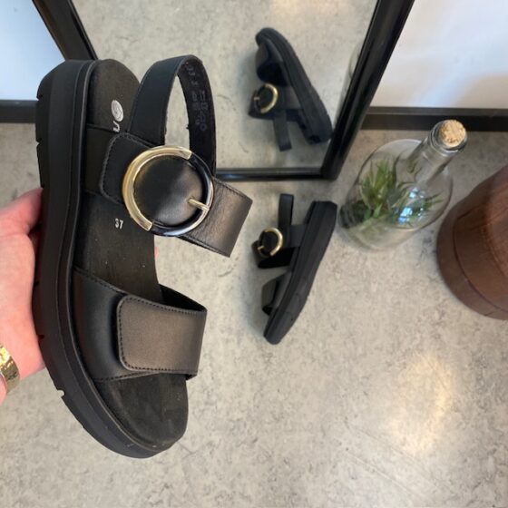 Svart Remonte skinnsandal med uttagbar sula