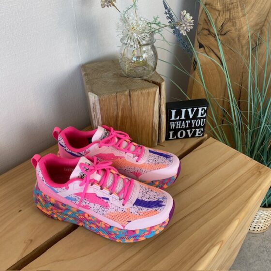 Skechers Max Cushion: Bekväma, multifärgade vardagsskor med stöd.