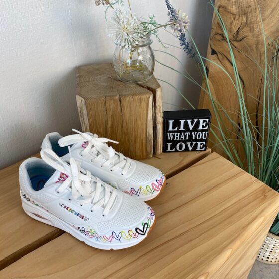 Vita Skechers-skor med fina hjärtdetaljer