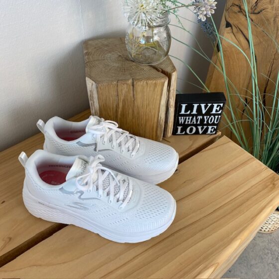 Vita Skechers Max Cushion skor – optimal stöd och oöverträffad komfort.