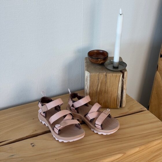 Rosa lätt vandringssandal med bra hålfotsstöd.
