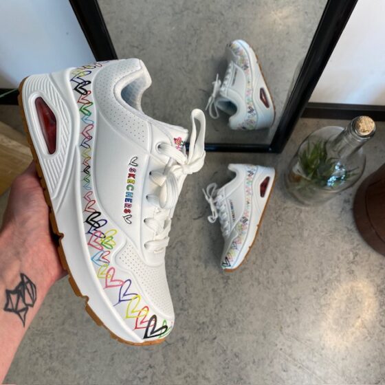 Vita Skechers-skor med fina hjärtdetaljer