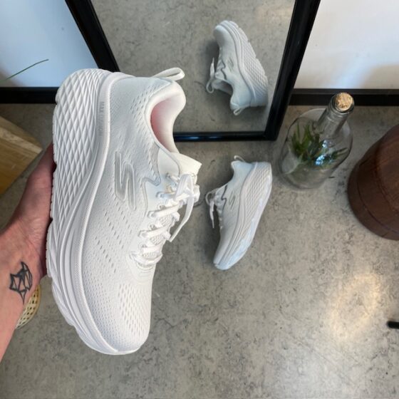 Vita Skechers Max Cushion skor – optimal stöd och oöverträffad komfort.