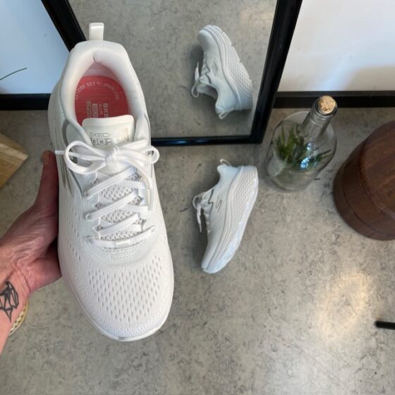 Vita Skechers Max Cushion skor – optimal stöd och oöverträffad komfort.