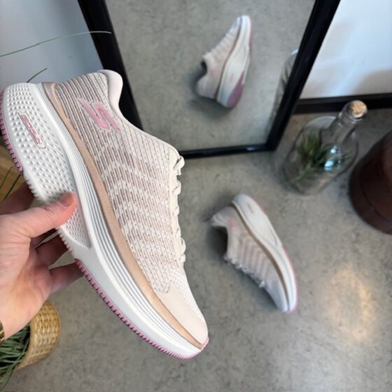 Skechers lättviktsskor med andningsbart övermaterial