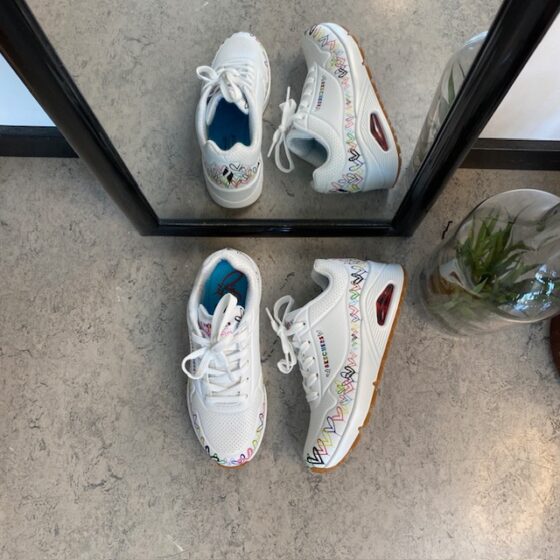 Vita Skechers-skor med fina hjärtdetaljer