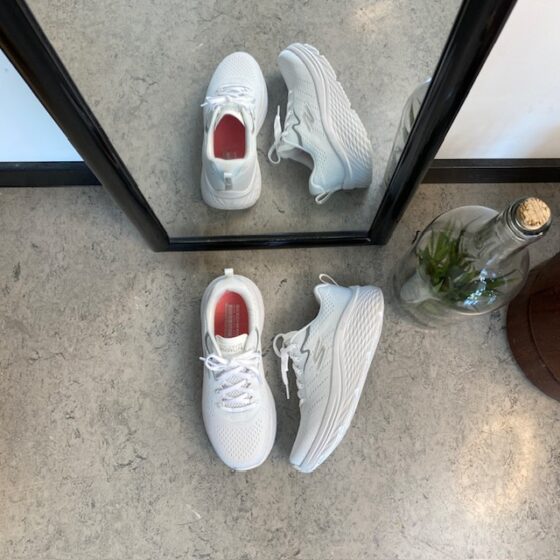 Vita Skechers Max Cushion skor – optimal stöd och oöverträffad komfort.