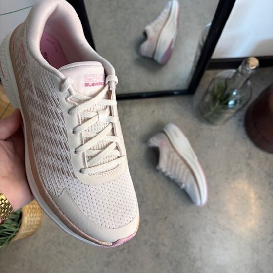 Skechers lättviktsskor med andningsbart övermaterial