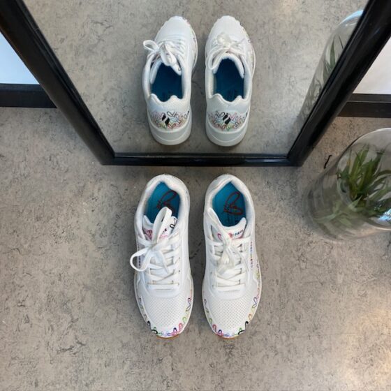 Vita Skechers-skor med fina hjärtdetaljer