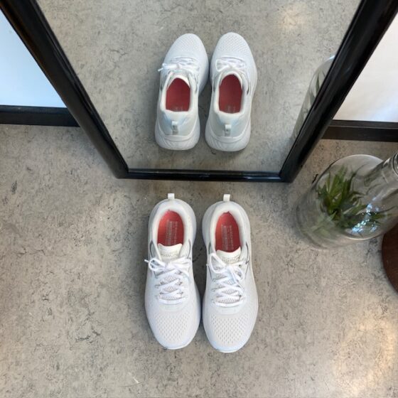 Vita Skechers Max Cushion skor – optimal stöd och oöverträffad komfort.