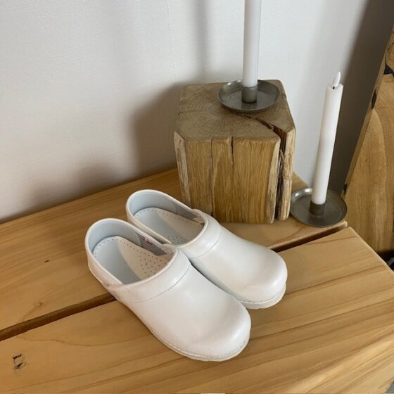 Vit flexibel Sanita-träsko med hälkappa.