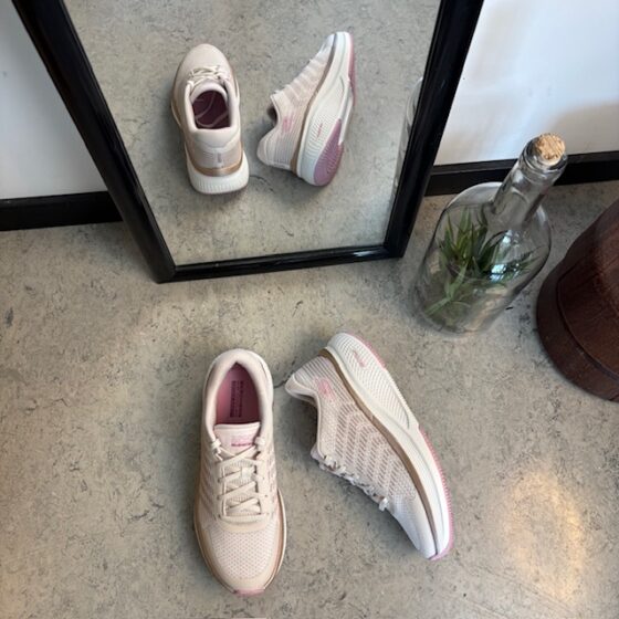 Skechers lättviktsskor med andningsbart övermaterial