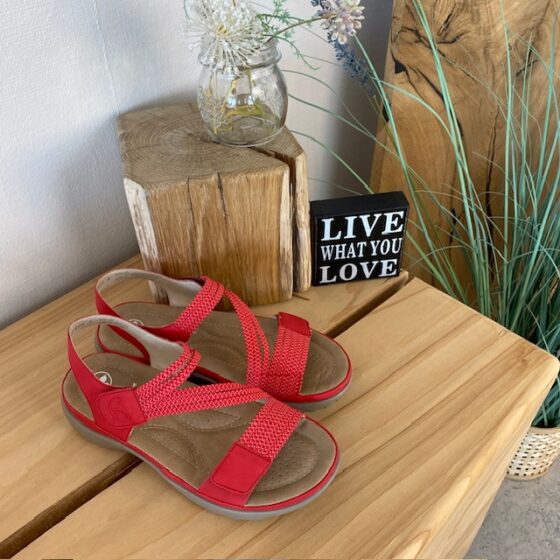 Röd sandal från Rieker med elastiska remmar