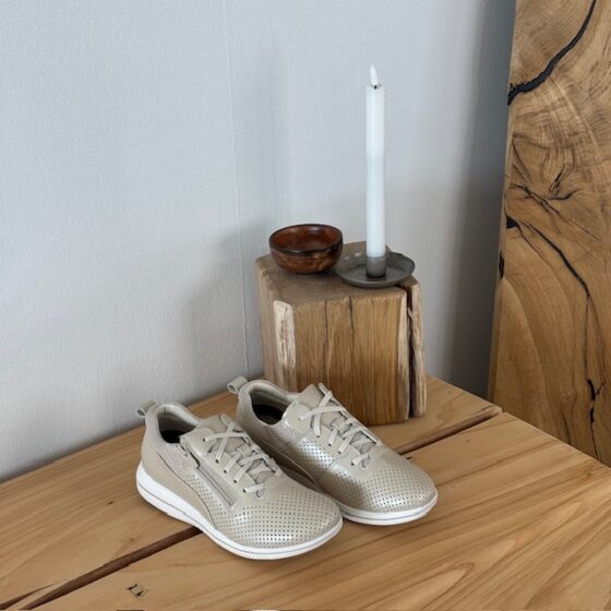 Andningsbara beige sneakers från Green Comfort