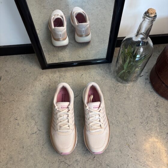 Skechers lättviktsskor med andningsbart övermaterial