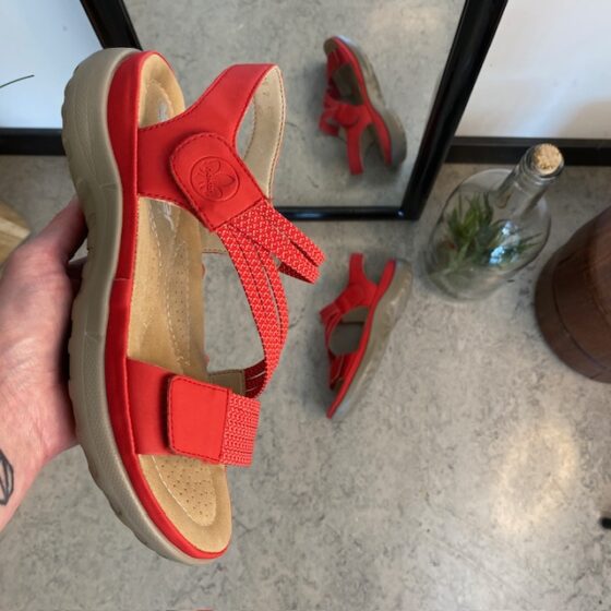 Röd sandal från Rieker med elastiska remmar