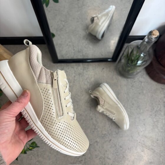 Andningsbara beige sneakers från Green Comfort