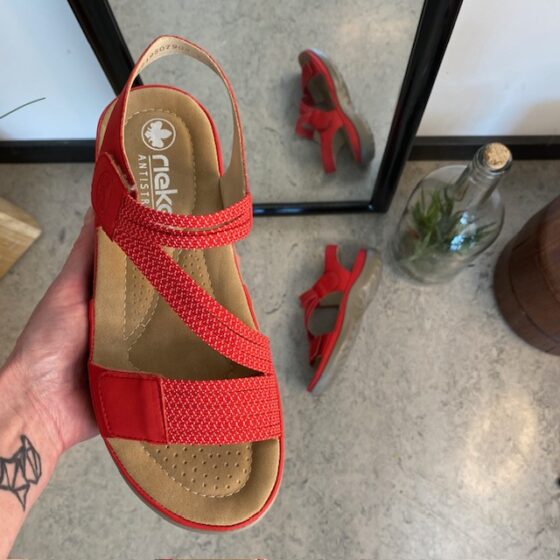 Röd sandal från Rieker med elastiska remmar