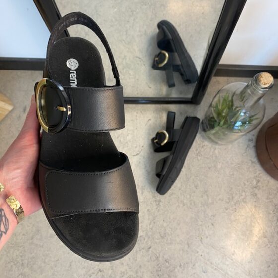 Svart Remonte skinnsandal med uttagbar sula