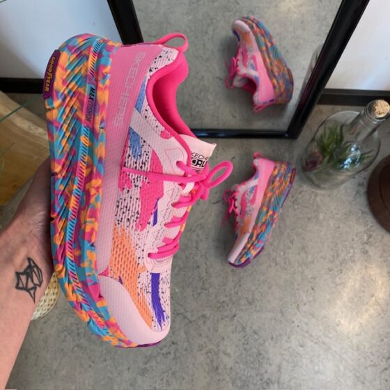 Skechers Max Cushion: Bekväma, multifärgade vardagsskor med stöd.