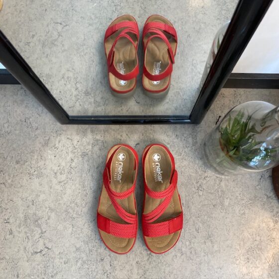 Röd sandal från Rieker med elastiska remmar