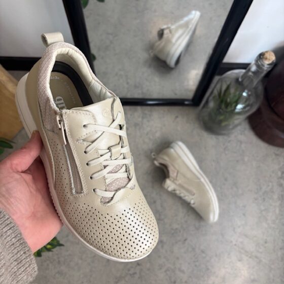 Andningsbara beige sneakers från Green Comfort