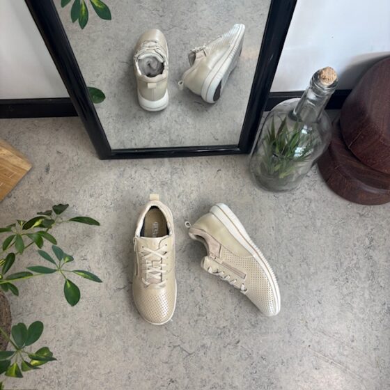 Andningsbara beige sneakers från Green Comfort