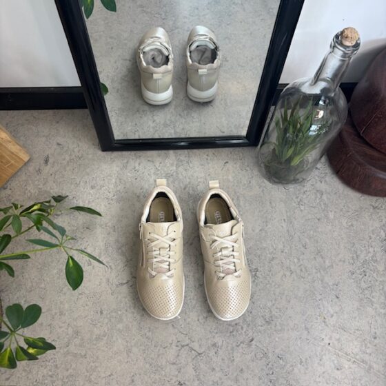 Andningsbara beige sneakers från Green Comfort