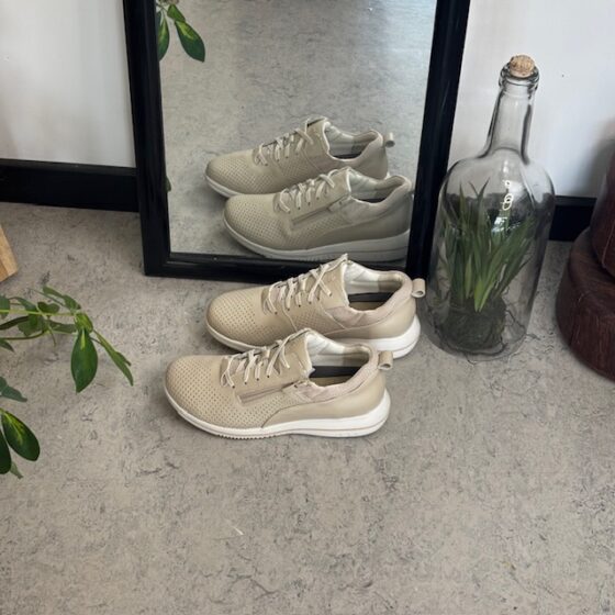 Andningsbara beige sneakers från Green Comfort