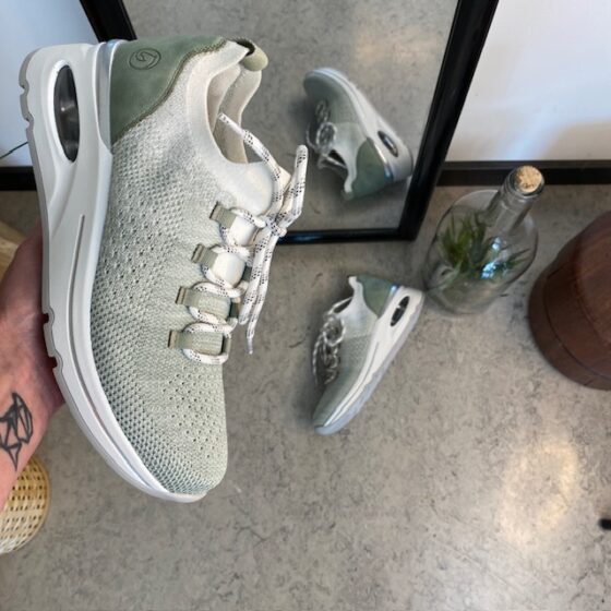 Remonte slip-on sneakers med bra hålfotsstöd.